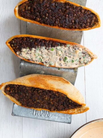 Crispy Lebanese arayes stuffed with lentil meat and drizzled with ypgurt sauce.