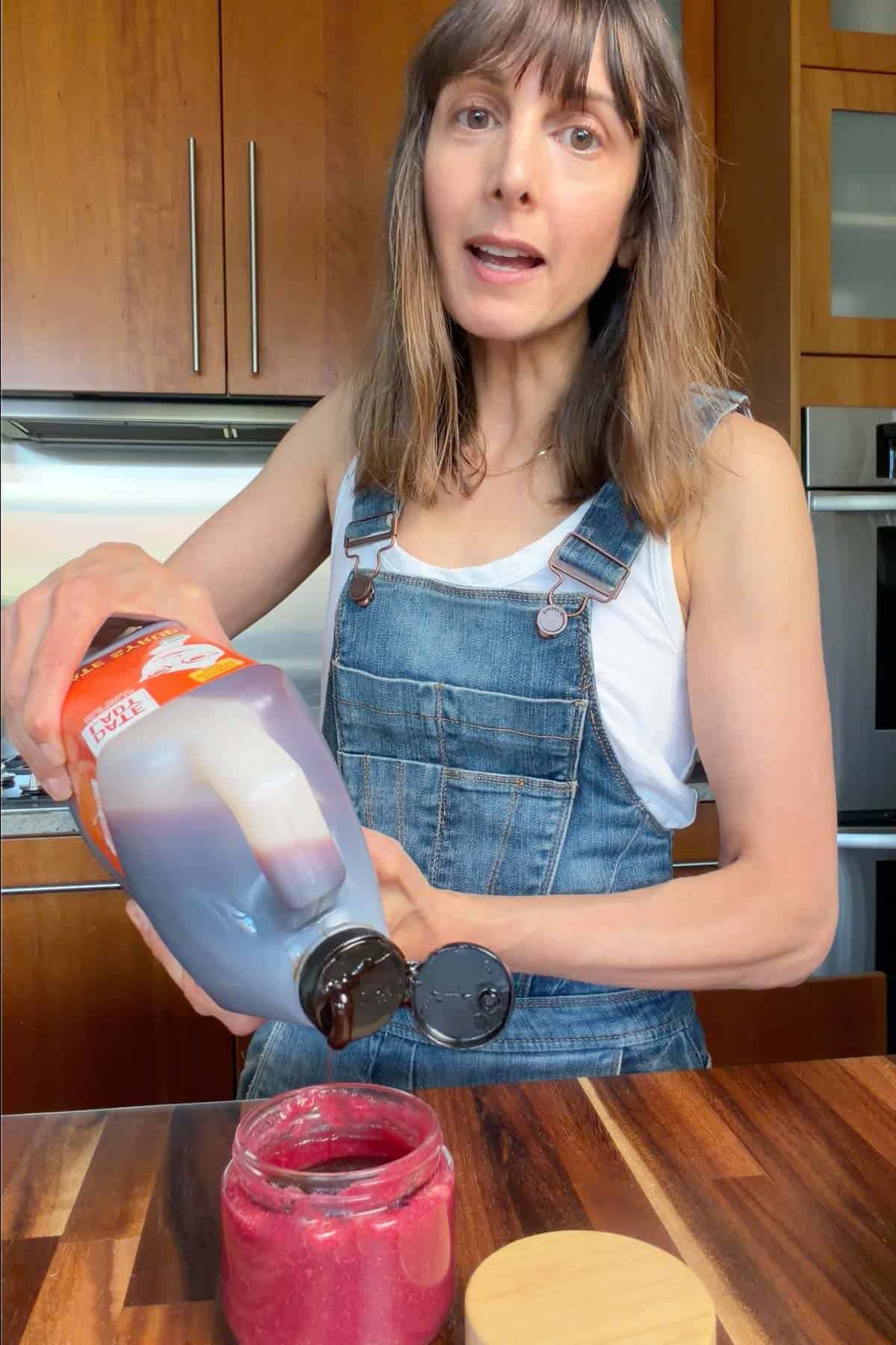 Adding date syrup to jelly.