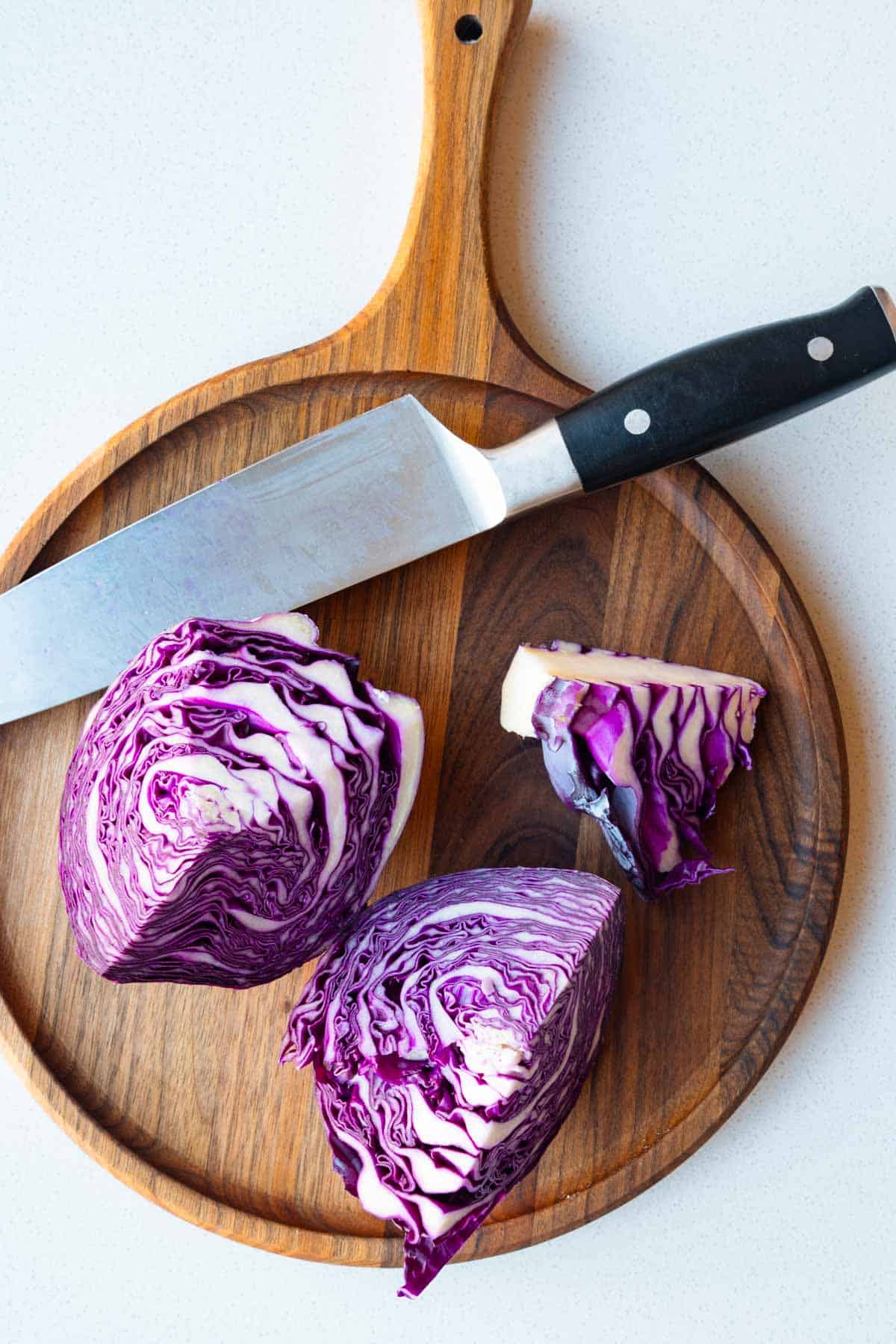 How to chop red cabbage with a kinife.